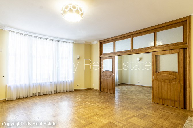Fasādes māja, renovēta māja, labiekārtota apzaļumota teritorija, slēgta teritorija, ieeja no Rīga - foto 3