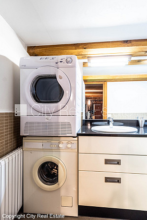Fasādes māja, renovēta māja, ieeja no ielas, kāpņu telpa pēc kapitālā remonta, logi Rīga - foto 17