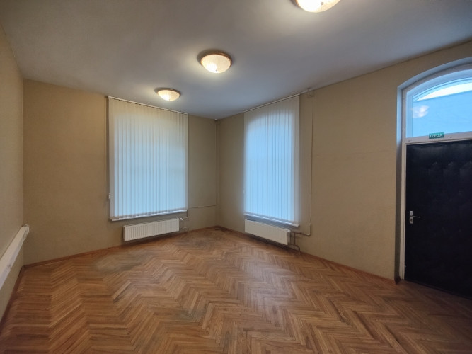 Kompakta izmēra birojs labā lokācijā.  Birojs sastāv no divām telpām, kuras nav izolētas + Rīga - foto 2