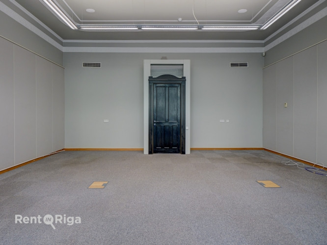 Birojs izsmalcinātā jūgendstila ēkā.  Telpas izvietotas otrajā stāvā ar skatu uz Tērbatas Rīga - foto 8