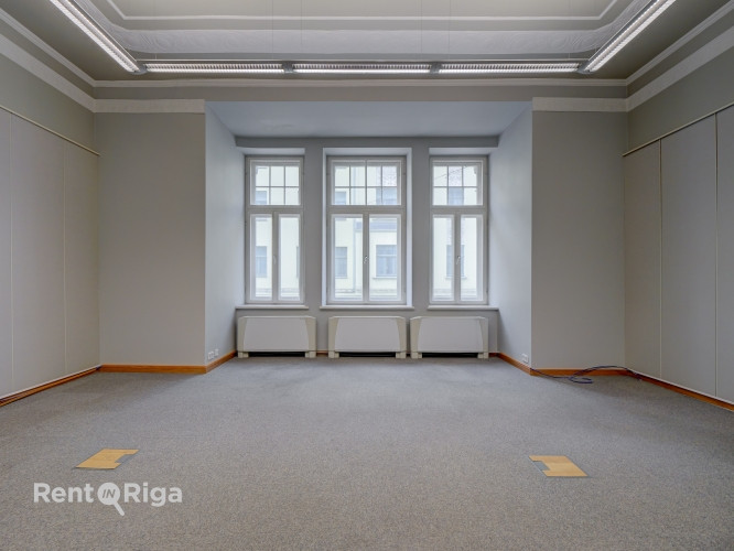Birojs izsmalcinātā jūgendstila ēkā.  Telpas izvietotas otrajā stāvā ar skatu uz Tērbatas Rīga - foto 9