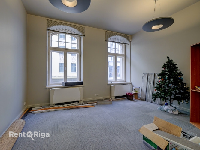 Birojs izsmalcinātā jūgendstila ēkā.  Telpas izvietotas otrajā stāvā ar skatu uz Tērbatas Rīga - foto 7