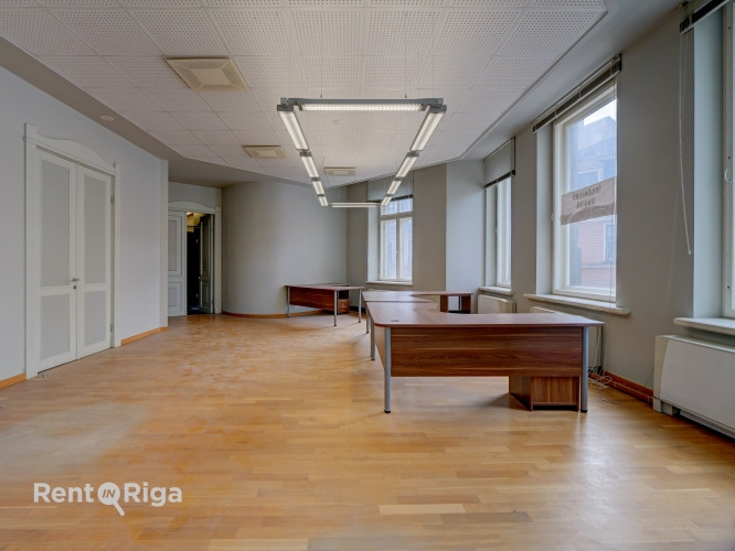 Birojs izsmalcinātā jūgendstila ēkā.  Telpas izvietotas otrajā stāvā ar skatu uz Tērbatas Rīga - foto 3