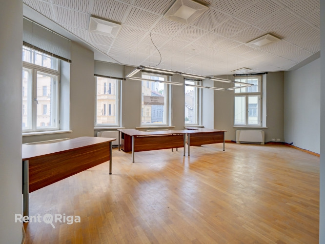 Birojs izsmalcinātā jūgendstila ēkā.  Telpas izvietotas otrajā stāvā ar skatu uz Tērbatas Rīga - foto 1