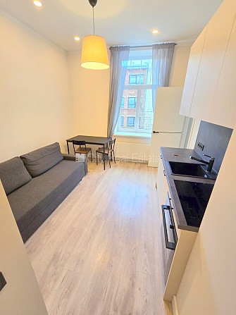 Fasādes māja, renovēta māja, slēgta teritorija, ieeja no ielas, kāpņu telpa pēc kapitālā Rīga - foto 12