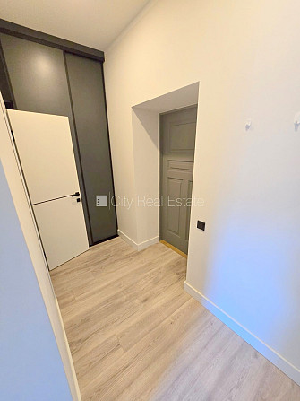 Fasādes māja, renovēta māja, slēgta teritorija, ieeja no ielas, kāpņu telpa pēc kapitālā Rīga - foto 15