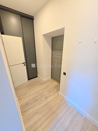 Fasādes māja, renovēta māja, slēgta teritorija, ieeja no ielas, kāpņu telpa pēc kapitālā Rīga - foto 20
