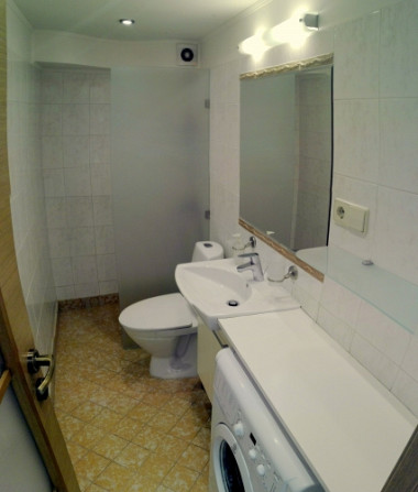 No 1.septembra ilgtermiņā izīrē kompaktu, mēbelētu studio tipa dzīvokli ar atsevišķu Rīga - foto 9