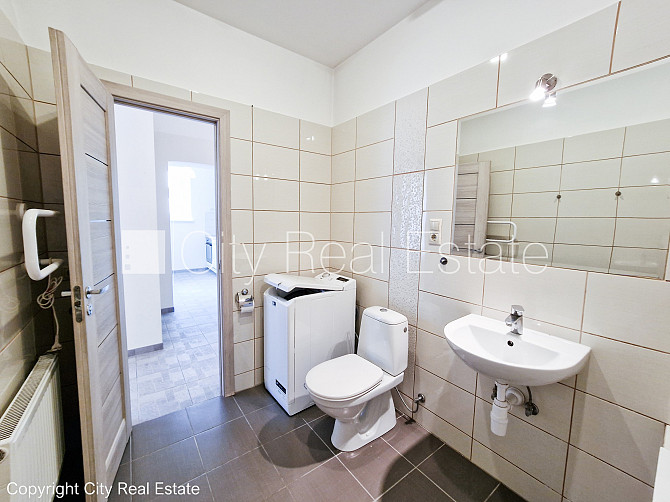 Pagalma māja, kāpņu telpa pēc kosmētiskā remonta, viena istaba izolēta, koka dēļu grīdas Rīga - foto 13