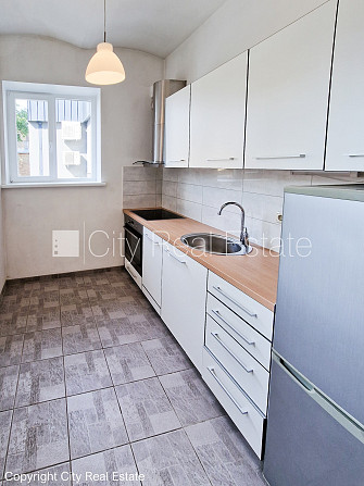 Pagalma māja, kāpņu telpa pēc kosmētiskā remonta, viena istaba izolēta, koka dēļu grīdas Rīga - foto 3