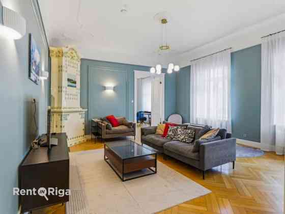 Izīrē unikālu 300 m divstāvu premium klases rezidenci prestižā, pilnībā renovētā Rīgas centra namā.  Rīga