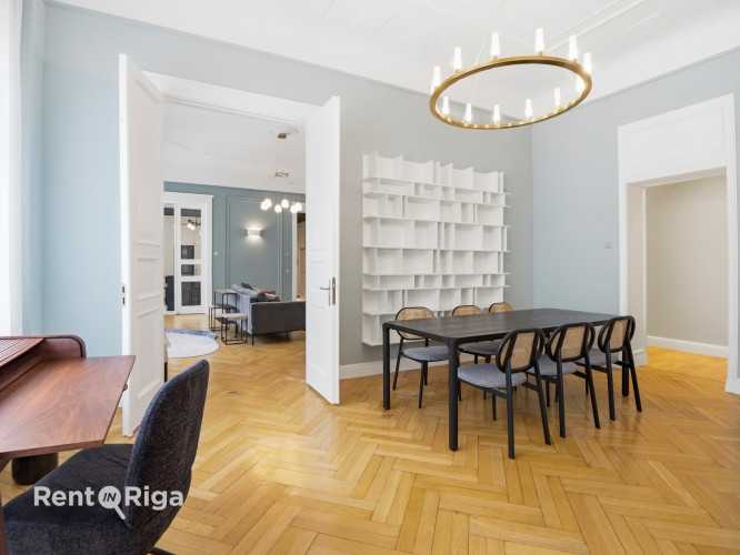 Izīrē unikālu 300 m divstāvu premium klases rezidenci prestižā, pilnībā renovētā Rīgas Rīga - foto 1