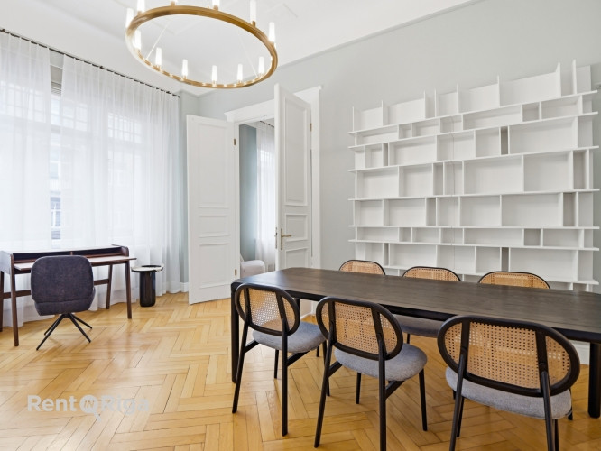 Izīrē unikālu 300 m divstāvu premium klases rezidenci prestižā, pilnībā renovētā Rīgas Rīga - foto 2