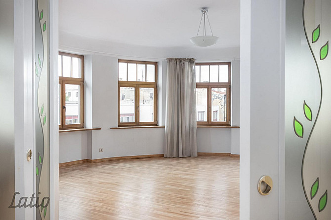 Pieejama reta pērle Rīgas vēsturiskajā centrā - septiņu istabu dzīvoklis ar izliektu logu Rīga - foto 3