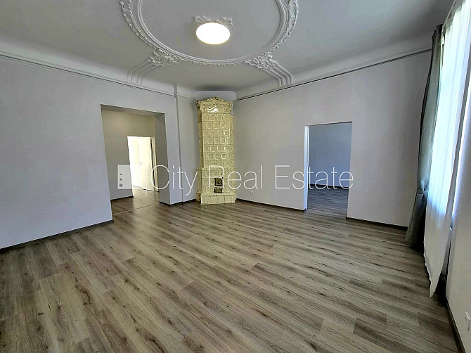 Fasādes māja, kāpņu telpa pēc kosmētiskā remonta, logi vērsti mājas abās pusēs, istabas Rīga - foto 2
