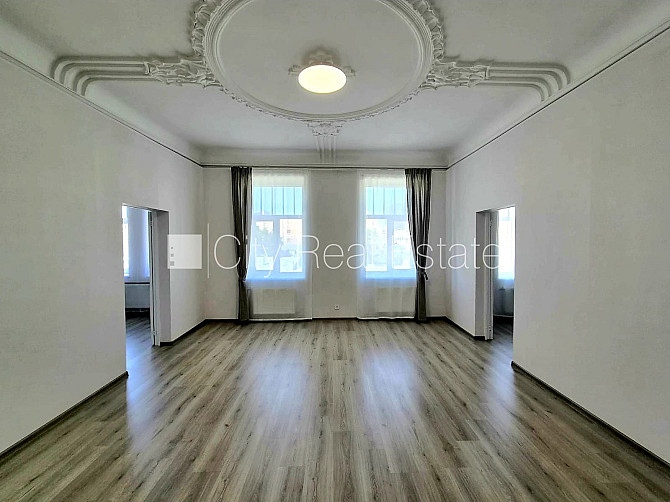 Fasādes māja, kāpņu telpa pēc kosmētiskā remonta, logi vērsti mājas abās pusēs, istabas Rīga - foto 1