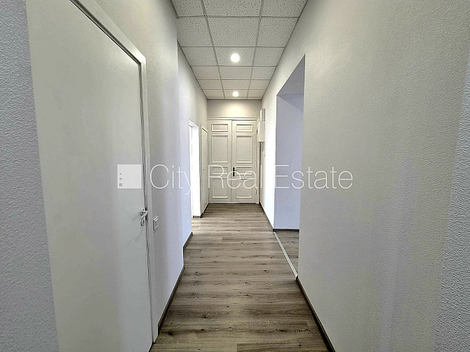 Fasādes māja, kāpņu telpa pēc kosmētiskā remonta, logi vērsti mājas abās pusēs, istabas Rīga - foto 16