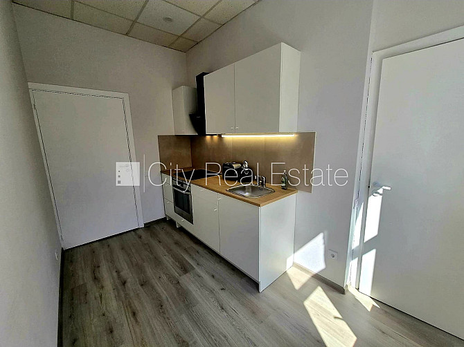 Fasādes māja, kāpņu telpa pēc kosmētiskā remonta, logi vērsti mājas abās pusēs, istabas Rīga - foto 20