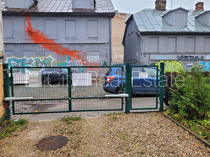 Fasādes māja, renovēta māja, slēgts pagalms, iežogota teritorija ar metāla sētu, iespēja Rīga - foto 17