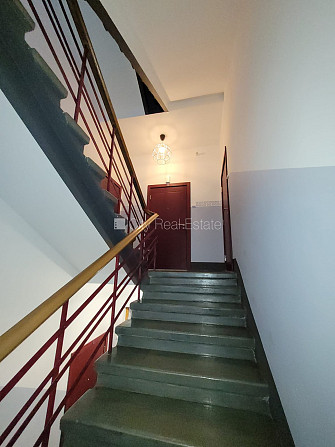 Fasādes māja, renovēta māja, slēgts pagalms, iežogota teritorija ar metāla sētu, iespēja Rīga - foto 14