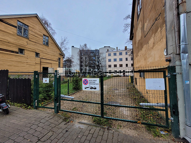 Fasādes māja, renovēta māja, slēgts pagalms, iežogota teritorija ar metāla sētu, iespēja Rīga - foto 18