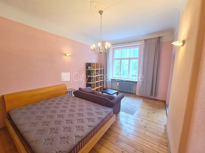 Fasādes māja, ieeja no ielas, logi vērsti uz ielas pusi, studio tipa, virtuve apvienota ar Rīga - foto 2