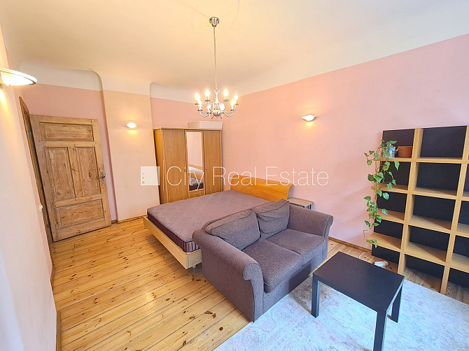 Fasādes māja, ieeja no ielas, logi vērsti uz ielas pusi, studio tipa, virtuve apvienota ar Rīga - foto 4