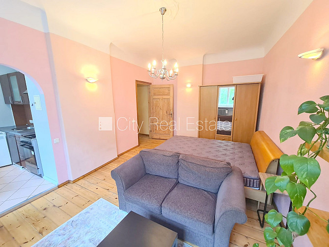 Fasādes māja, ieeja no ielas, logi vērsti uz ielas pusi, studio tipa, virtuve apvienota ar Rīga - foto 1