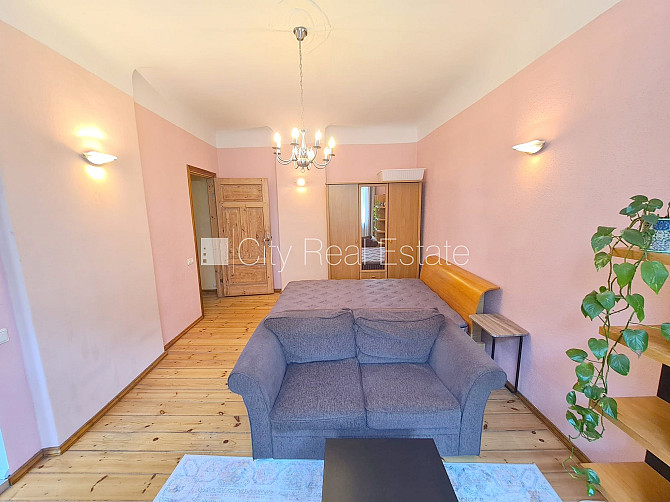 Fasādes māja, ieeja no ielas, logi vērsti uz ielas pusi, studio tipa, virtuve apvienota ar Rīga - foto 6
