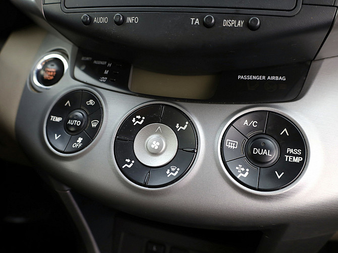 Toyota RAV4 Luxury 4x4 2.2 D-4D 130kW Tallina - foto 8