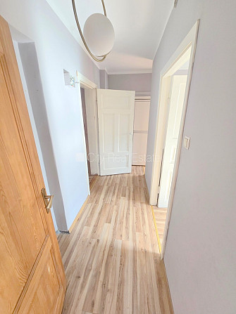 Fasādes māja, renovēta māja, ieeja no ielas, kāpņu telpa pēc kosmētiskā remonta, logi Rīga - foto 12