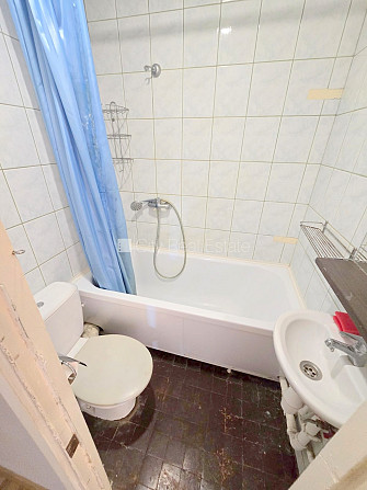 Fasādes māja, renovēta māja, ieeja no ielas, kāpņu telpa pēc kosmētiskā remonta, logi Rīga - foto 19
