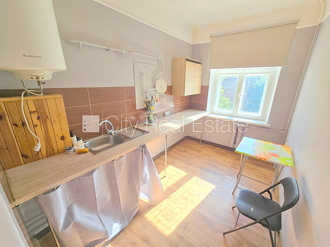 Fasādes māja, renovēta māja, ieeja no ielas, kāpņu telpa pēc kosmētiskā remonta, logi Rīga - foto 13