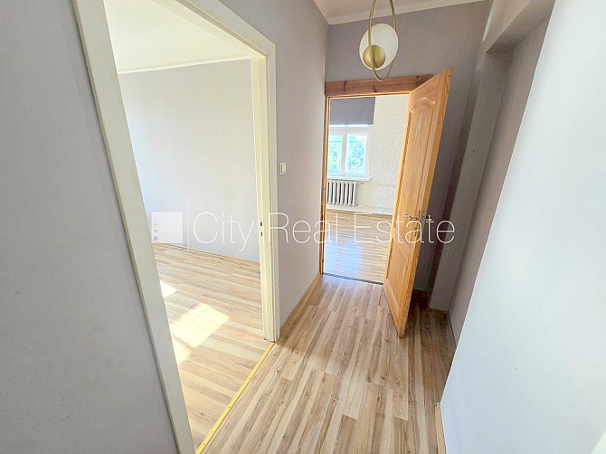 Fasādes māja, renovēta māja, ieeja no ielas, kāpņu telpa pēc kosmētiskā remonta, logi Rīga - foto 7