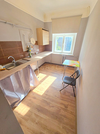 Fasādes māja, renovēta māja, ieeja no ielas, kāpņu telpa pēc kosmētiskā remonta, logi Rīga - foto 17
