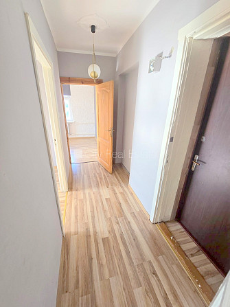 Fasādes māja, renovēta māja, ieeja no ielas, kāpņu telpa pēc kosmētiskā remonta, logi Rīga - foto 18