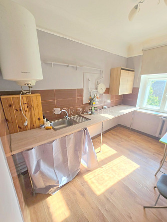 Fasādes māja, renovēta māja, ieeja no ielas, kāpņu telpa pēc kosmētiskā remonta, logi Rīga - foto 14
