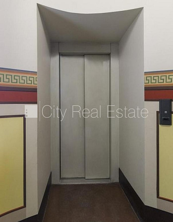 Fasādes māja, renovēta māja, ieeja no pagalma, ir lifts, kāpņu telpa pēc kapitālā remonta, Rīga - foto 11
