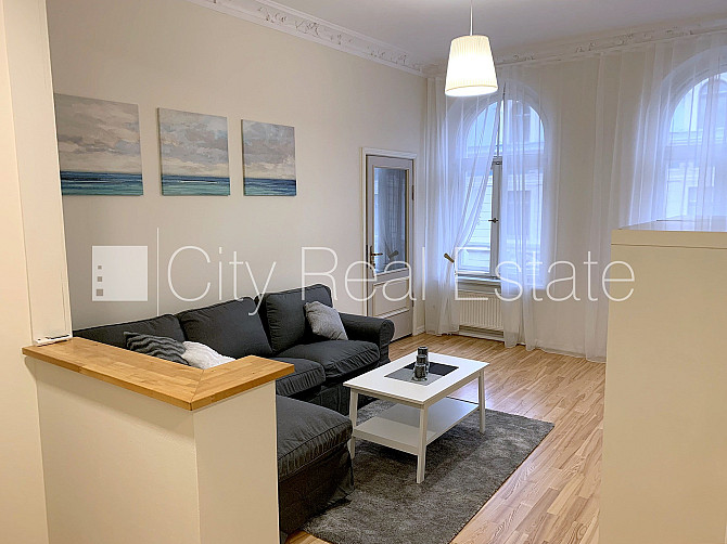 Fasādes māja, renovēta māja, ieeja no pagalma, ir lifts, kāpņu telpa pēc kapitālā remonta, Rīga - foto 1