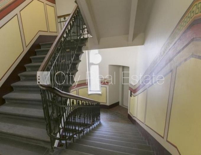Fasādes māja, renovēta māja, ieeja no pagalma, ir lifts, kāpņu telpa pēc kapitālā remonta, Rīga - foto 10