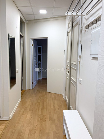 Fasādes māja, renovēta māja, ieeja no pagalma, ir lifts, kāpņu telpa pēc kapitālā remonta, Rīga - foto 9