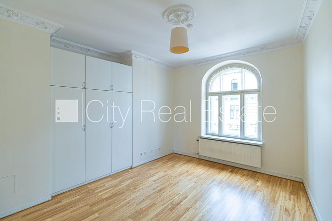 Fasādes māja, renovēta māja, ieeja no pagalma, ir lifts, kāpņu telpa pēc kapitālā remonta, Rīga - foto 8