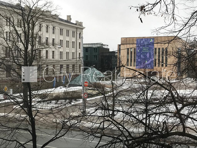 Slēgts pagalms, kāpņu telpa pēc kosmētiskā remonta, logi vērsti uz ielas pusi, guļamistabu Rīga - foto 19