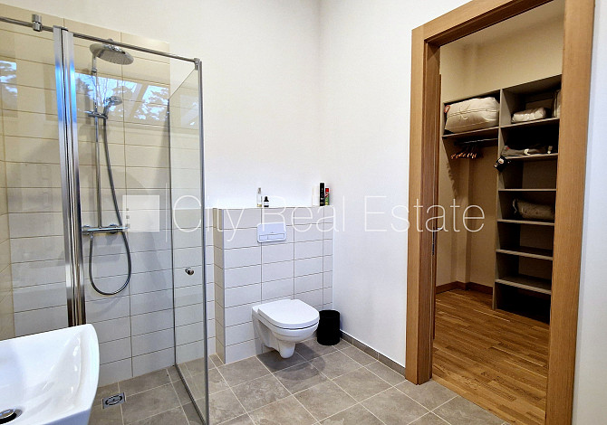 Privātmāja, jaunceltne, pagalma māja, labiekārtota apzaļumota teritorija 950 m2, slēgta Jūrmala - foto 14