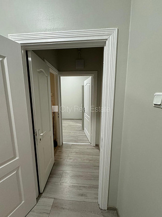 Fasādes māja, renovēta māja, ieeja no ielas, logi vērsti mājas abās pusēs, istabas Rīga - foto 8