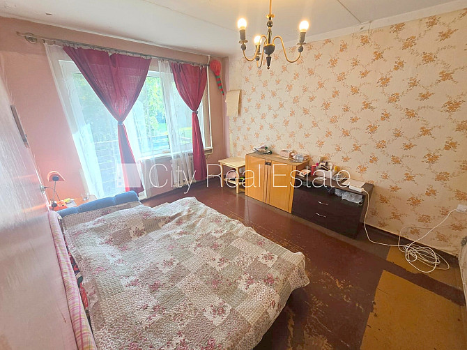 Fasādes māja, ieeja no ielas, kāpņu telpa pēc kosmētiskā remonta, balkons, logi vērsti Rīga - foto 10