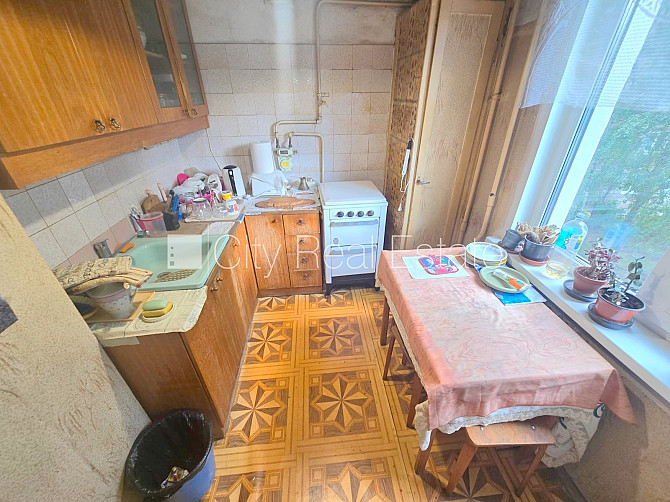 Fasādes māja, ieeja no ielas, kāpņu telpa pēc kosmētiskā remonta, balkons, logi vērsti Rīga - foto 3