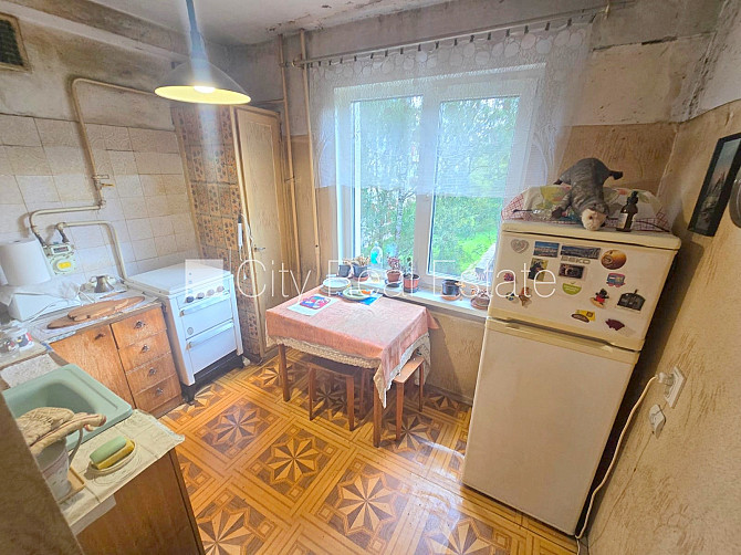 Fasādes māja, ieeja no ielas, kāpņu telpa pēc kosmētiskā remonta, balkons, logi vērsti Rīga - foto 2
