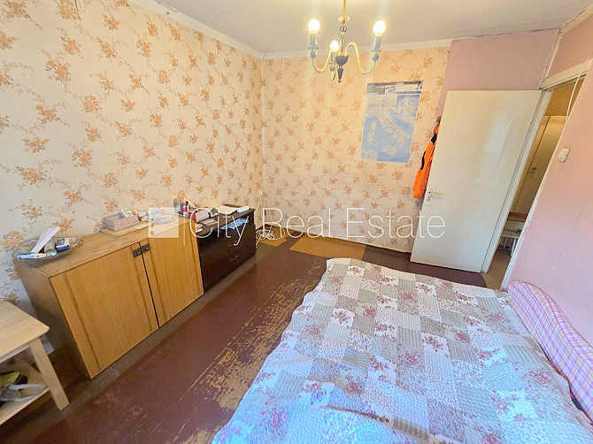 Fasādes māja, ieeja no ielas, kāpņu telpa pēc kosmētiskā remonta, balkons, logi vērsti Rīga - foto 13