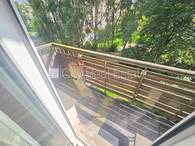 Fasādes māja, ieeja no ielas, kāpņu telpa pēc kosmētiskā remonta, balkons, logi vērsti Rīga - foto 14